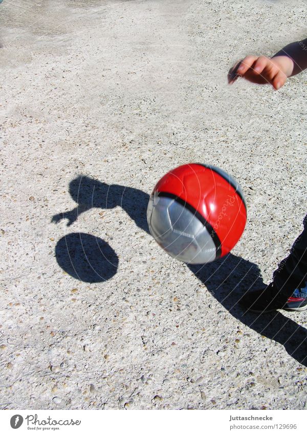 Schattenspiel rot Spielen Kind Beton Silhouette Asphalt Sport gekonnt dribbeln passen Freude Ball Fußball Basketball silber Juttaschnecke Glück Straße sportlich