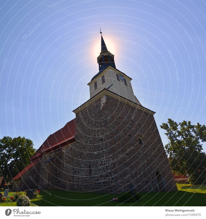 Stürzende Linien Sommer Wolkenloser Himmel Sonne Gras Kirche Bauwerk Gebäude blau gelb grün rot Geborgenheit Hoffnung Glaube Frieden Religion & Glaube Friedhof