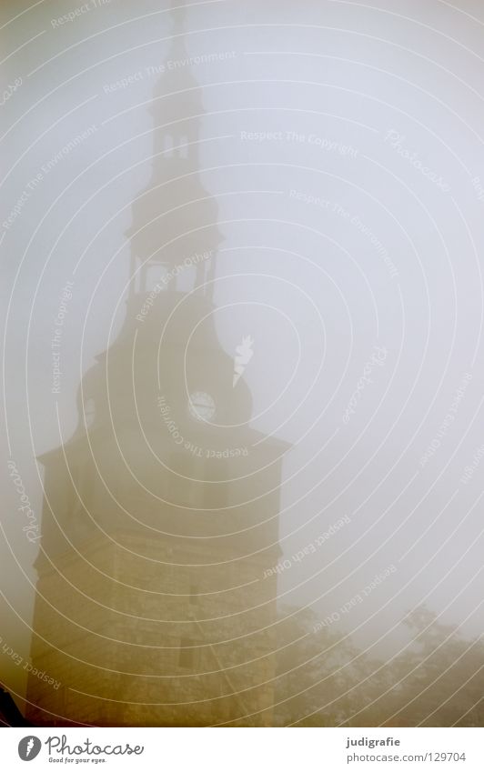 Nebel Kirchturm Fenster Gotik Thüringen Herbst Morgen mystisch geheimnisvoll ruhig grau trist historisch Wetter Detailaufnahme Religion & Glaube Turm