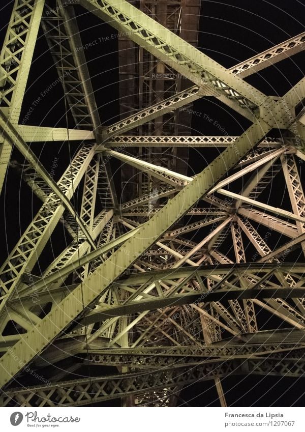 Ponte Dom Luís I. Städtereise Architektur Porto Portugal Hafenstadt Altstadt Menschenleer Brücke Verkehrswege Bahnfahren Metall Stahl leuchten alt gigantisch