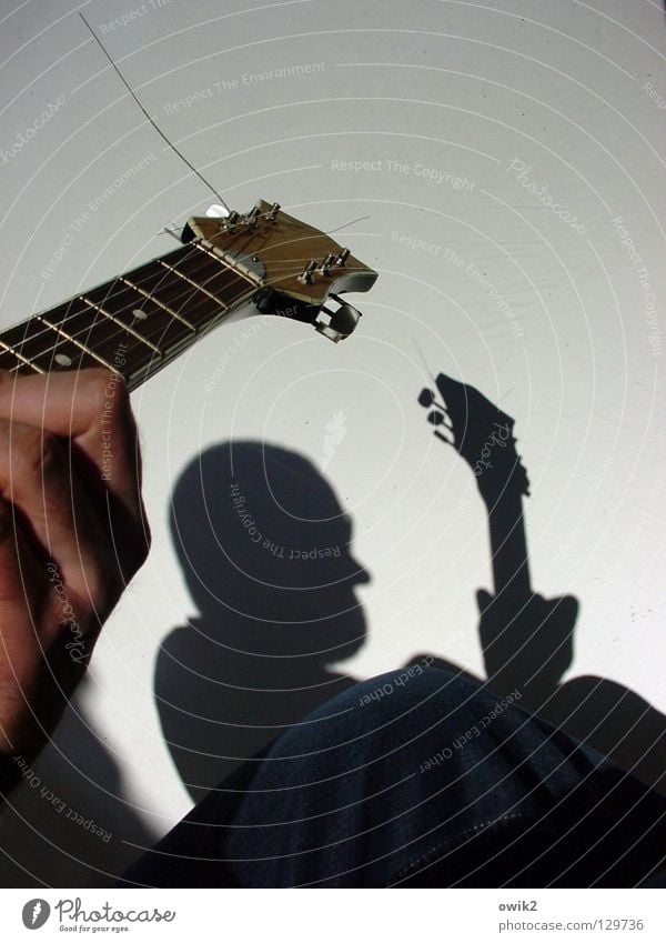 Schattenspieler Stil Zufriedenheit Erholung Freizeit & Hobby Spielen Sonne Musik Mann Erwachsene 1 Mensch Kultur Konzert Musiker Gitarre Schönes Wetter Balkon