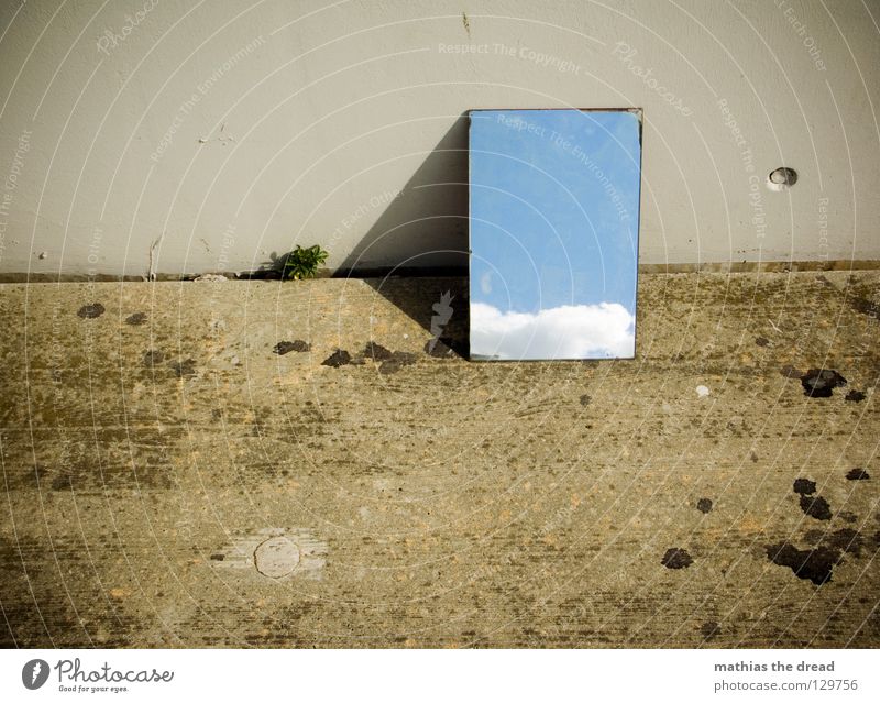 BLUE IN THE SKY Spiegel Spiegelbild Reflexion & Spiegelung Wand Fassade kalt Asphalt dunkel Ecke Trauer Einsamkeit trist Wolken Hoffnung schön Physik