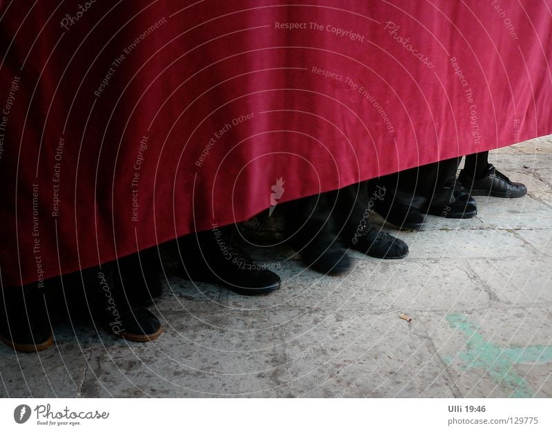 Im Gleichschritt, marsch! Farbfoto Außenaufnahme Tag Zentralperspektive Feste & Feiern Mensch Fuß Menschengruppe Kirche Schuhe tragen warten dunkel Vorsicht