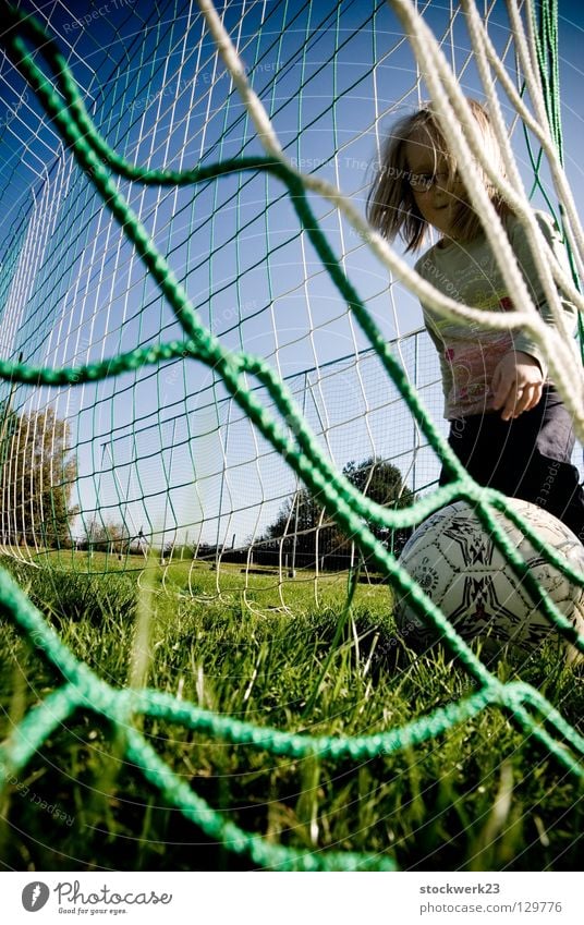 Das nächste Spiel ist immer das schwerste! Gras Torwart Spielen Frühling Kind Begeisterung Freude Sport Fußball Netz Ball