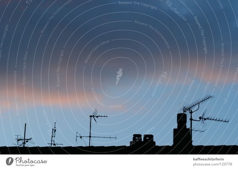 Kaltfront Wolken Dach Antenne Abendsonne März kalt Himmel Schornstein Vorderseite blau