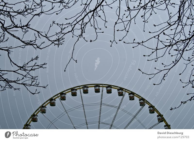 Auf dem Weg zum Rad Riesenrad Jahrmarkt Schausteller Frankfurt am Main groß Macht Tradition Attraktion Romantik Wagen drehen Müll Gefühle Herz-/Kreislauf-System