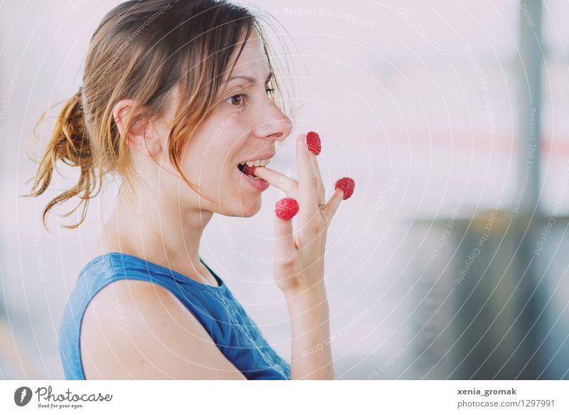 Himbeeren essen Frucht Ernährung Essen Bioprodukte Vegetarische Ernährung Diät Fingerfood Lifestyle Gesundheit Gesunde Ernährung Wellness Leben harmonisch