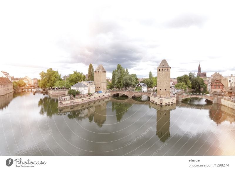 Strasbourg Straßburg Argentoratum Frankreich Elsass Stadt Altstadt Skyline Brücke Turm Straßburger Münster Sehenswürdigkeit Wahrzeichen gedeckte brücken