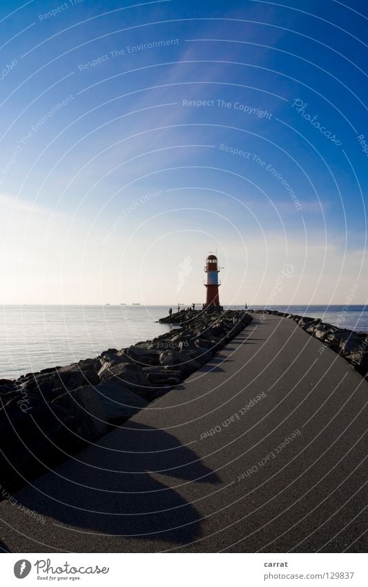 Wegweisend Navigation Richtung Einfahrt Rettung verhängnisvoll Meer Rostock Warnemünde Mole Leuchtturm Nachmittag genießen Hafen Ziel Wege & Pfade Wegweiser