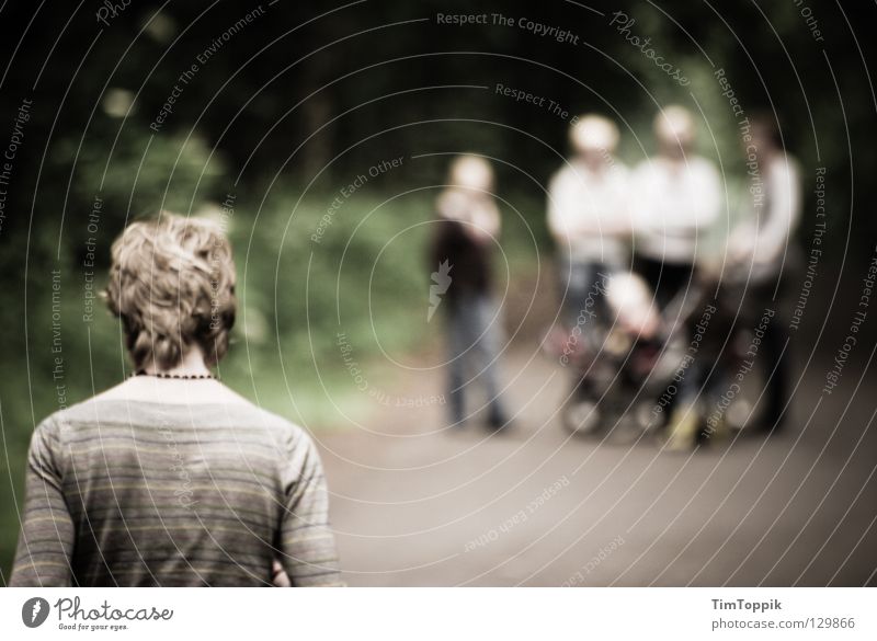 Ausgestoßen Wege & Pfade Fußweg Pullover blond Rücken Spaziergang Familie & Verwandtschaft Kinderwagen warten gehen wandern stehen Einsamkeit ausstoßen Trauer