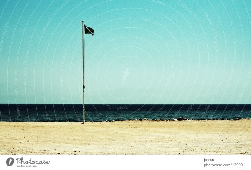 Keine Rettung in Sicht. Einsamkeit Fahne Fahnenmast gefährlich Horizont Meer Meerwasser Retter Sandstrand See Ferien & Urlaub & Reisen Verbote Strand Küste Erde