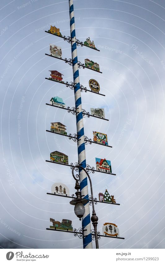 Maibaum? Ferien & Urlaub & Reisen Tourismus Sightseeing Städtereise Sommerurlaub Himmel Nebel Zeichen Ornament Hinweisschild Warnschild groß hoch Kitsch