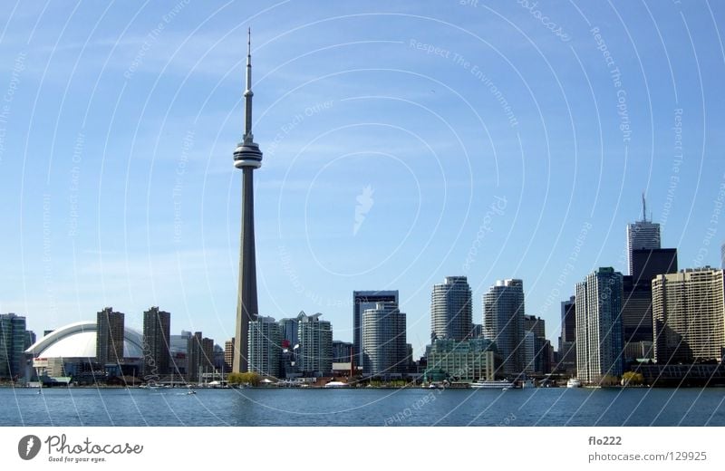 Toronto Stadt Hochhaus Haus Ontario CN Tower Strand Mitte Beton Millionen Nordamerika Superlativ Wahrzeichen Denkmal Macht Turm Hochaus blau Himmel Skyline