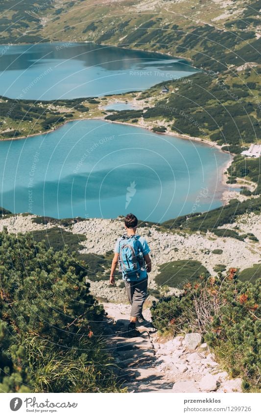 Junge, der hinunter die Berge geht Ausflug Abenteuer Freiheit Sommer Sommerurlaub Berge u. Gebirge wandern 13-18 Jahre Jugendliche Natur Landschaft See