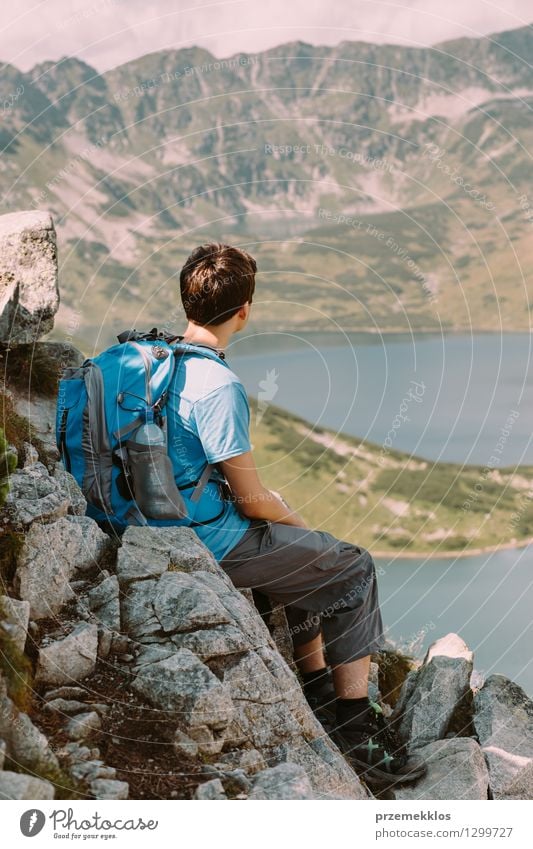 Junge, der auf Felsen stillsteht und die Berge betrachtet Lifestyle schön Ferien & Urlaub & Reisen Ausflug Abenteuer Freiheit Sommer Sommerurlaub