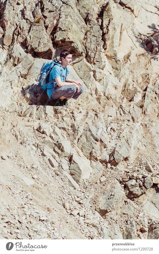 Junge, der auf dem felsigen Abhang sitzt Ferien & Urlaub & Reisen Ausflug Abenteuer Sommer Berge u. Gebirge wandern Junger Mann Jugendliche 1 Mensch 13-18 Jahre