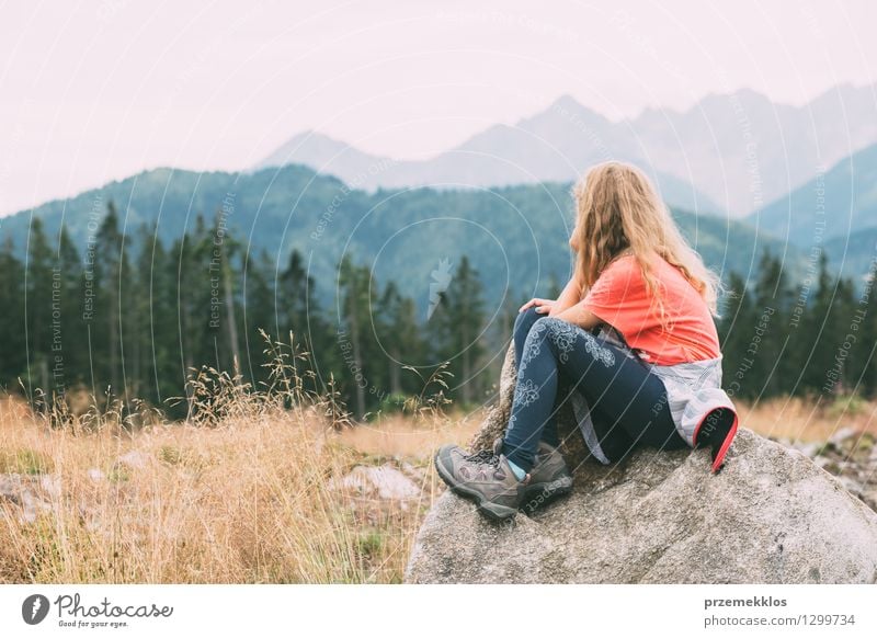 Mädchen ist in den Bergen geistreich Ferien & Urlaub & Reisen Ausflug Sommer Berge u. Gebirge wandern Kind 1 Mensch 8-13 Jahre Kindheit Natur Landschaft Gras