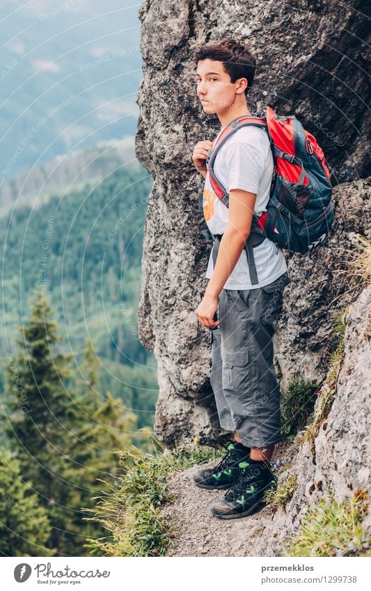 Junge, der auf den Felsen in den Bergen steht Ferien & Urlaub & Reisen Ausflug Abenteuer Sommer Sommerurlaub Berge u. Gebirge wandern Kind Junger Mann