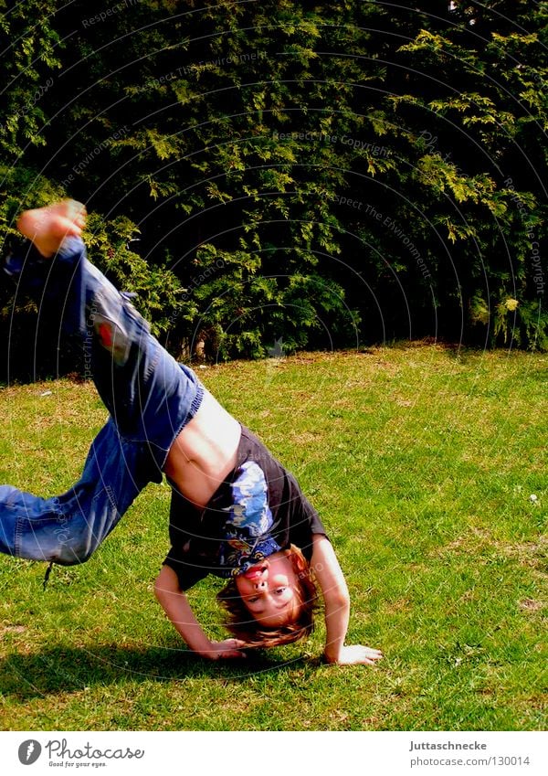 Jabbadabbaduuuuuuuuuu!!! Kind Junge toben Spielen Handstand Kopfstand Überschlag Wiese Gesundheit wach Freude Fröhlichkeit Lausejunge Radschlagen Garten Rasen