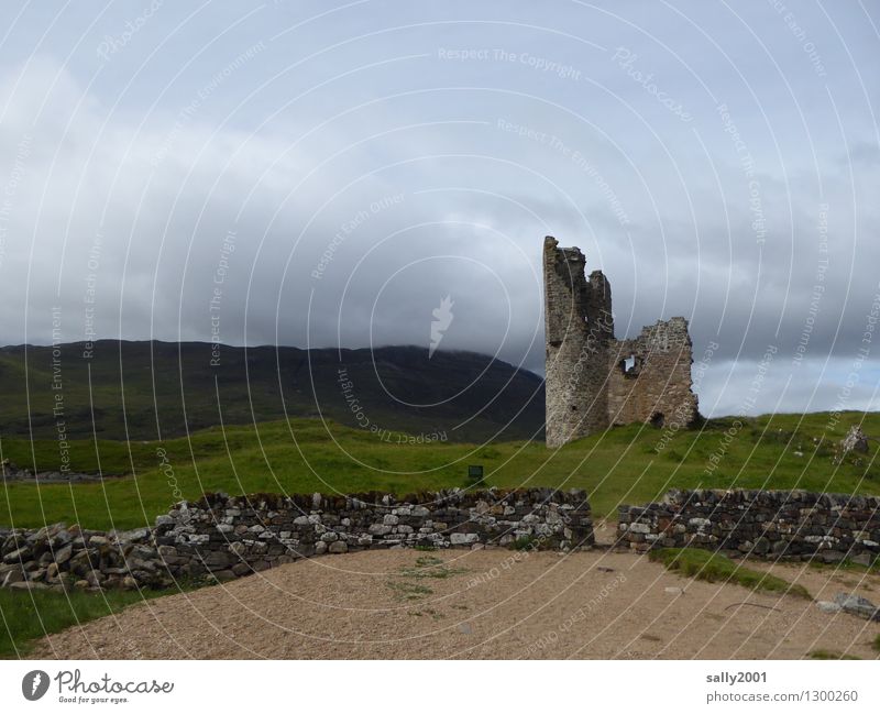 Heimkommen | Familienwohnsitz... Wolken schlechtes Wetter Wiese Hügel Berge u. Gebirge Schottland Menschenleer Burg oder Schloss Ruine Turm Mauer Wand Fassade