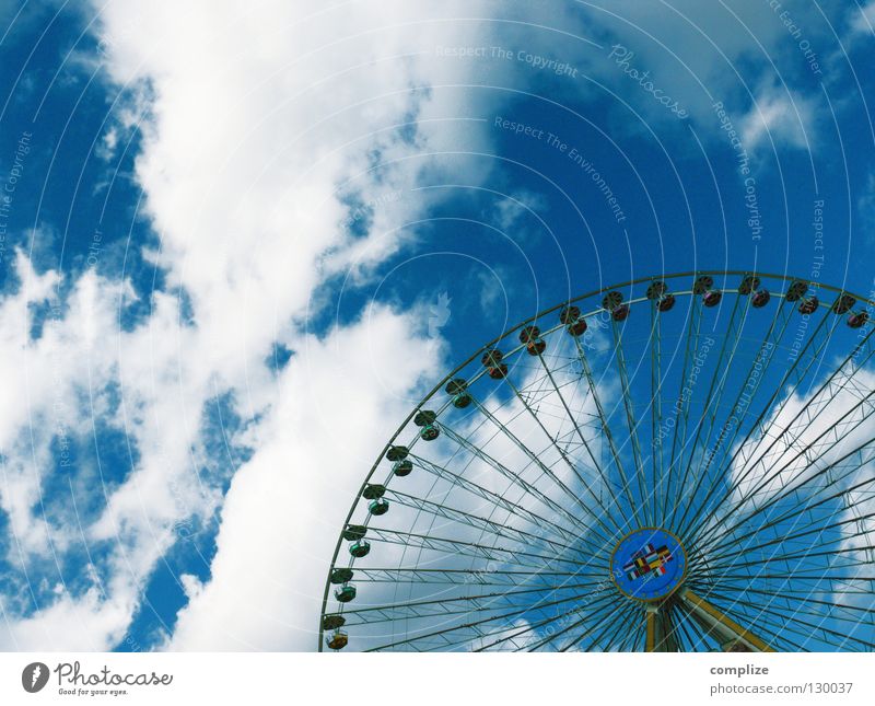 Radl Jahrmarkt Wolken Sommer Schaukel Kettenkarussell Sitzgelegenheit Fahrgeschäfte fahren Spielplatz Platz rund Freude Frühlingsfest Show Oktoberfest