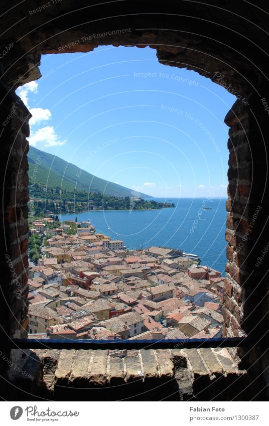 Blick nach draußen Ferien & Urlaub & Reisen Ferne Freiheit Sommer Meer Berge u. Gebirge Wasser Horizont Küste Seeufer Bucht Burg oder Schloss Ruine Fenster