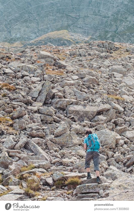 Junge, der in den Bergen wandert Lifestyle Ferien & Urlaub & Reisen Ausflug Abenteuer Freiheit Sommer Berge u. Gebirge wandern 1 Mensch 13-18 Jahre Jugendliche