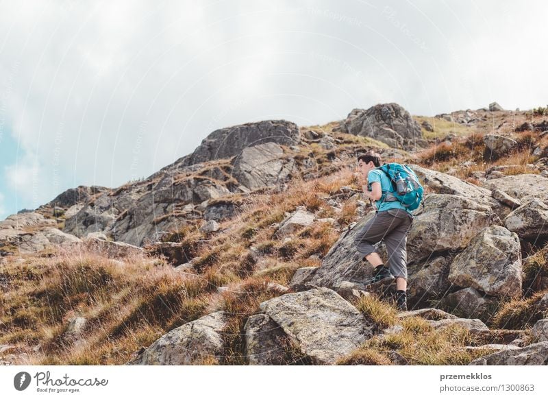 Jugendlicher wandert allein in den Bergen Lifestyle Ferien & Urlaub & Reisen Ausflug Abenteuer Freiheit Sommer Sommerurlaub Berge u. Gebirge wandern Junge 1