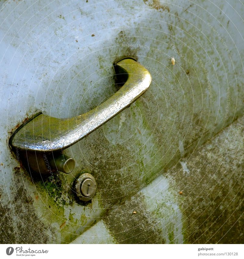 griff in die vergangenheit Farbfoto Gedeckte Farben Außenaufnahme Detailaufnahme Moos PKW Autotür Griff Türschloss Metall Rost alt entdecken fahren historisch