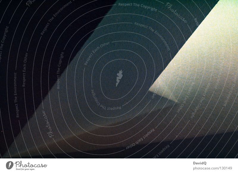 Ein Bild mit Geraden und Winkeln Geometrie Ecke Licht dunkel schwarz weiß Flur verkehrt negativ Detailaufnahme Schwarzweißfoto winklig verwinkelt Linie