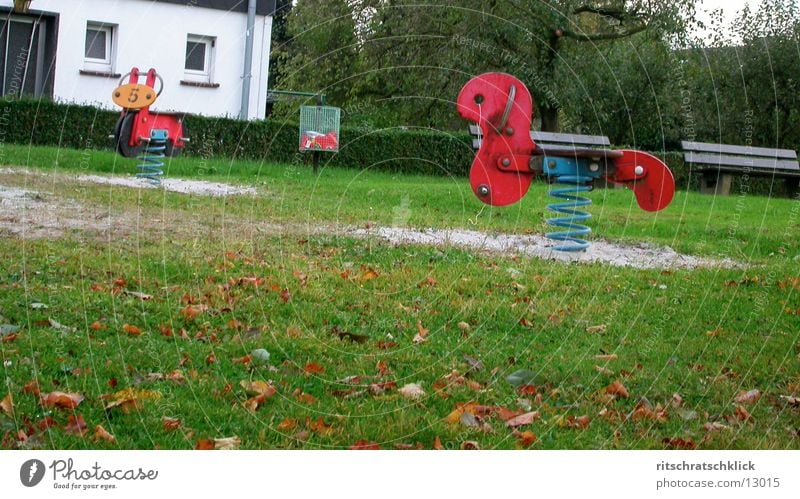 vorwiegend regnerisch Spielplatz Wiese Sandkasten Schaukelpferd Fototechnik Bank