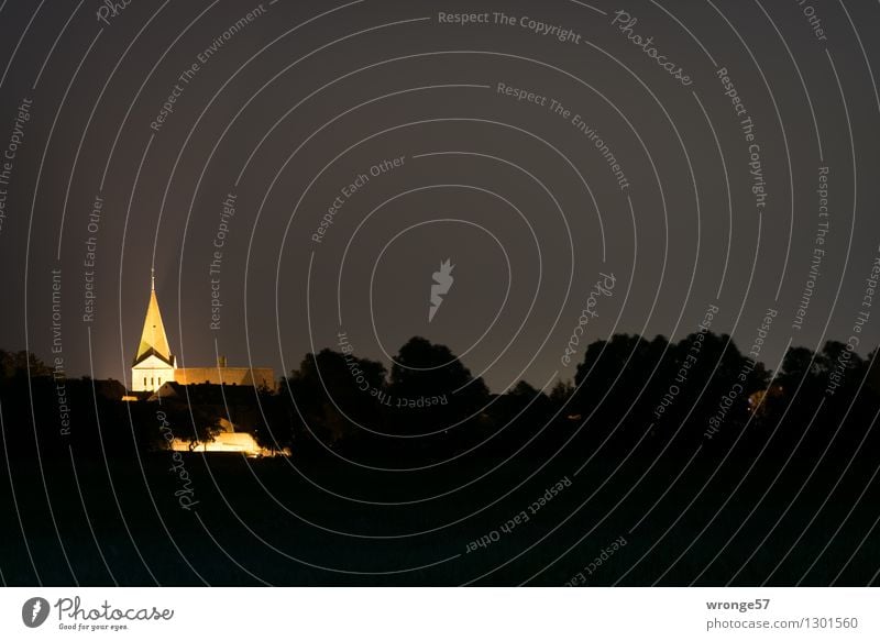 Leuchtturm Schwaan Deutschland Mecklenburg-Vorpommern Europa Kirche Bauwerk Kirchturm Kirchturmspitze Sehenswürdigkeit alt hell historisch Spitze Stadt gelb rot