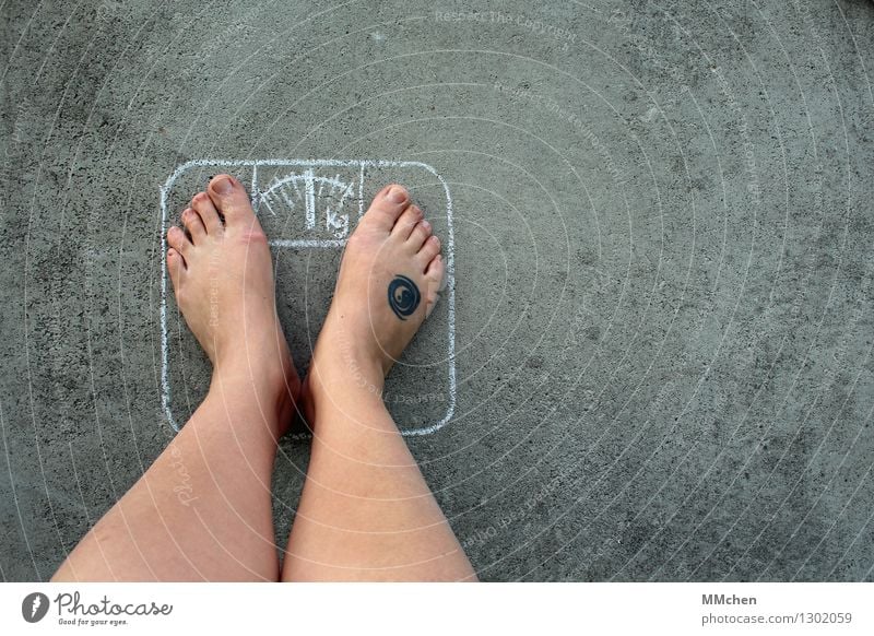 Überraschung! schön Gesundheit Gesunde Ernährung Fitness Übergewicht Essen Leben Beine Fuß Waage Diät Laster Glück Zufriedenheit Lebensfreude selbstbewußt