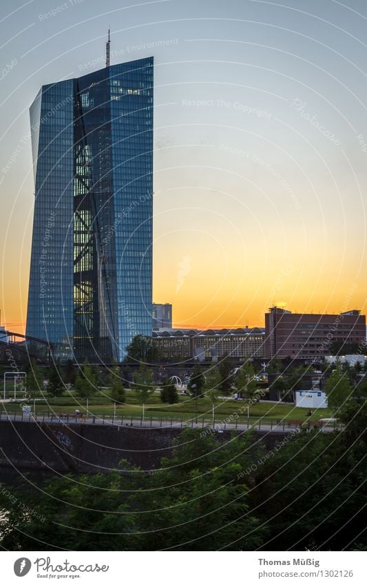 Europäische Zentralbank, Frankfurt Stadt Stadtzentrum Hochhaus Kapitalwirtschaft Frankfurt am Main Großmarkthalle Ostend Sonnenuntergang Dämmerung Farbfoto