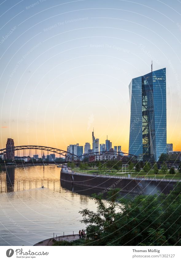 Europäische Zentralbank, Frankfurt Stadt Stadtzentrum Hochhaus Kapitalwirtschaft Banken Eisenbahnbrücke Frankfurt am Main Großmarkthalle Ostend Sonnenuntergang