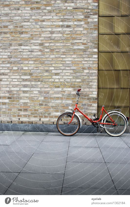 Mehr Spass ohne Sattel II Stadt Stadtzentrum Haus Hochhaus Bauwerk Gebäude Architektur Mauer Wand Fassade Tür Verkehr Verkehrsmittel Verkehrswege