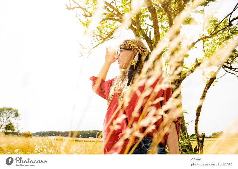 Gute Aussichten Lifestyle schön feminin Junge Frau Jugendliche 18-30 Jahre Erwachsene Natur Landschaft Sonne Sommer Schönes Wetter Baum Gras Sträucher Moos