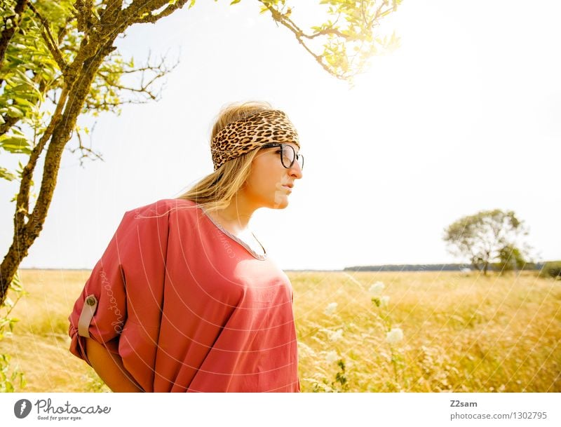 Sonnenkind Lifestyle Stil Freiheit Safari Sommer feminin Junge Frau Jugendliche 18-30 Jahre Erwachsene Natur Landschaft Pflanze Baum Gras Sträucher Wiese Mode