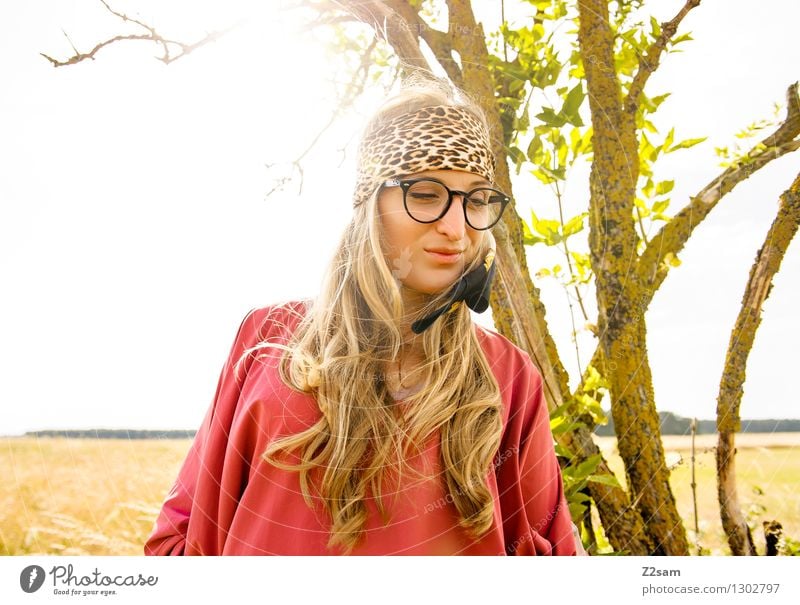 Hey, hey Hippie! Stil feminin Junge Frau Jugendliche 1 Mensch 18-30 Jahre Erwachsene Natur Horizont Schönes Wetter Baum Mode Brille Kopftuch blond langhaarig