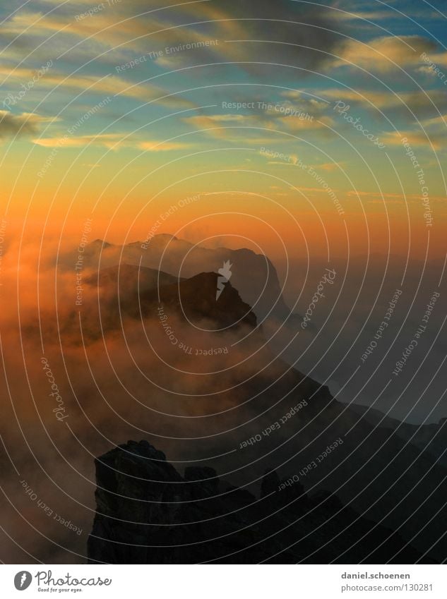 Hochkantzigarettenpause mit Aussicht Sonnenuntergang Cirrus Klimawandel Schweiz Berner Oberland wandern Bergsteigen Freizeit & Hobby Ausdauer Wolken Hochgebirge