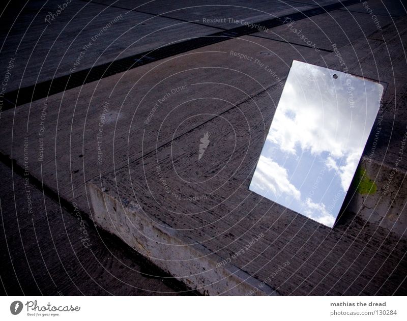 POSITIV THINKING Wand Fassade kalt Asphalt dunkel Ecke Trauer Einsamkeit trist Spiegel Wolken Hoffnung schön Physik Reaktionen u. Effekte verdreht Streifen Teer