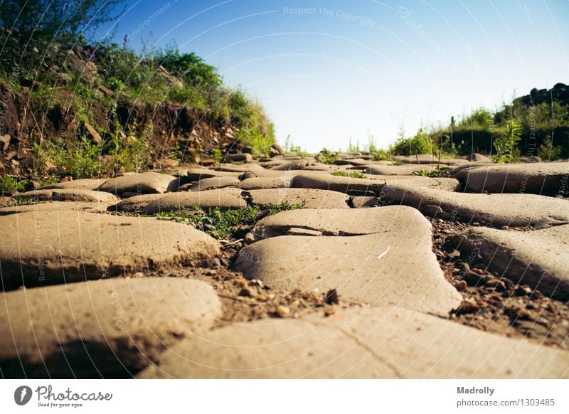 Gepflasterte Straße Himmel Felsen Stein alt dunkel Perspektive Klotz Baustein Kurve Außenseite Etage Granit Bild Fahrspur Licht Material altmodisch gepflastert