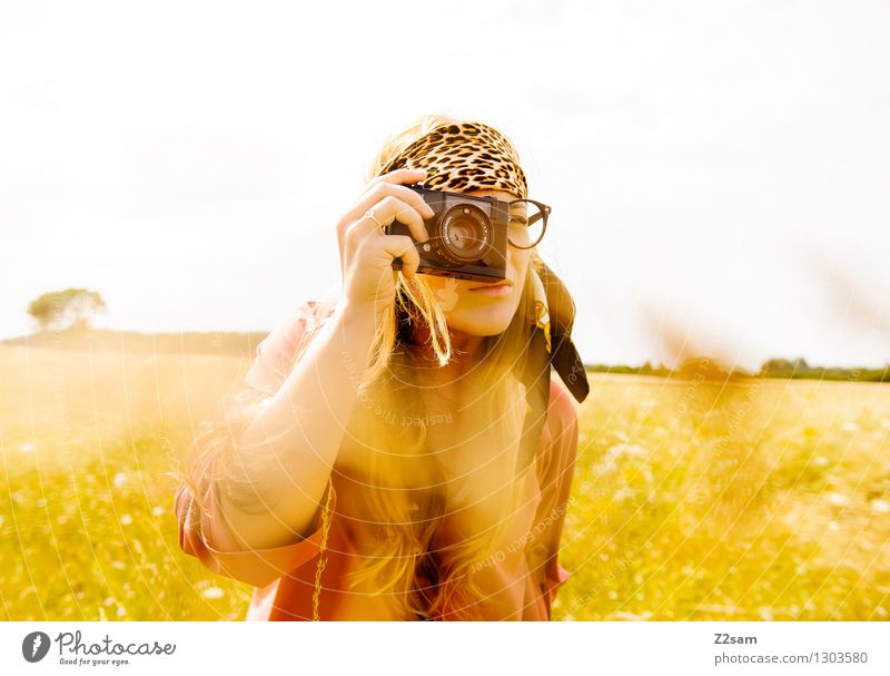 Entdeckerin Lifestyle Stil feminin Junge Frau Jugendliche 18-30 Jahre Erwachsene Natur Landschaft Sonne Sonnenlicht Sommer Schönes Wetter Baum Sträucher Wiese