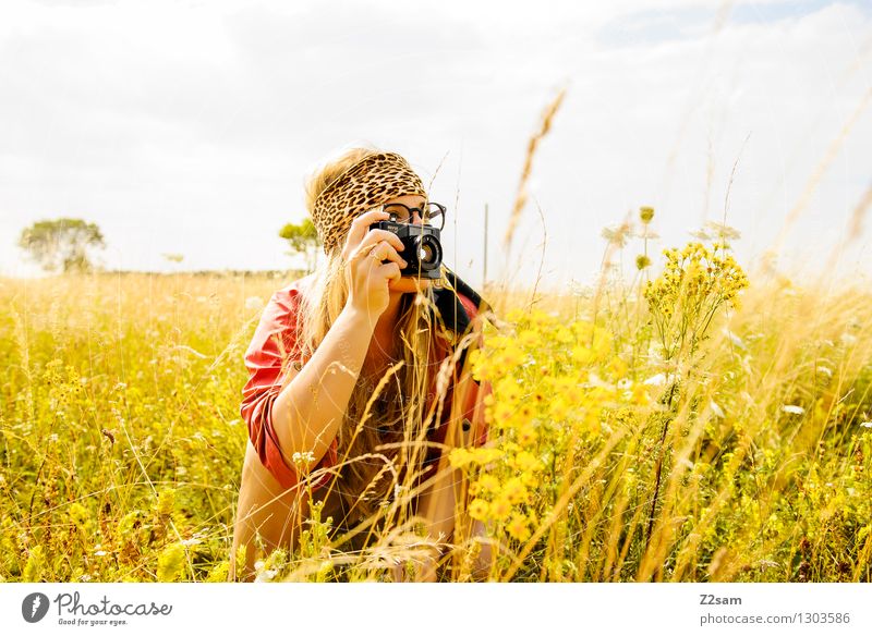 Summ Summ Lifestyle Stil Ausflug Freiheit Sommer feminin Junge Frau Jugendliche 18-30 Jahre Erwachsene Natur Landschaft Schönes Wetter Blume Sträucher Wiese