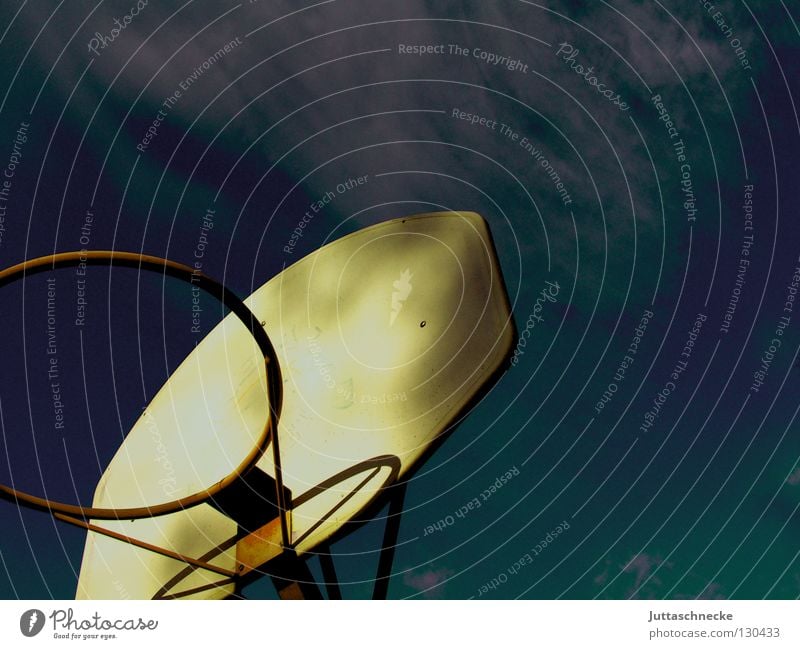 Freiwurf Korb Spielen kaputt Treffer Sport dribbeln Erfolg Wolken weiß verfallen Ballsport Basketball Netz alt werfen Streetball USA Himmel blau Juttaschnecke