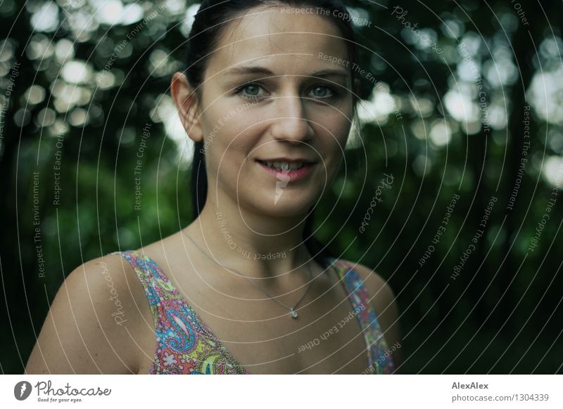 Lächeln Freizeit & Hobby Junge Frau Jugendliche Gesicht 18-30 Jahre Erwachsene Natur Pflanze Schönes Wetter Wald Kleid Schmuck schwarzhaarig langhaarig