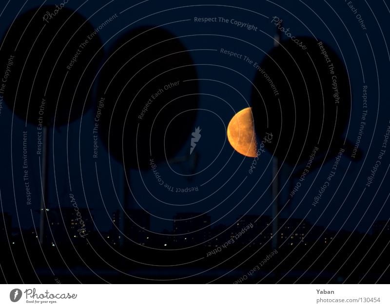 When the moon is in the 7th house Mond Halbmond Satellit Schalen & Schüsseln Satellitenantenne Schweden Stockholm Södermalm Nacht dunkel Langzeitbelichtung