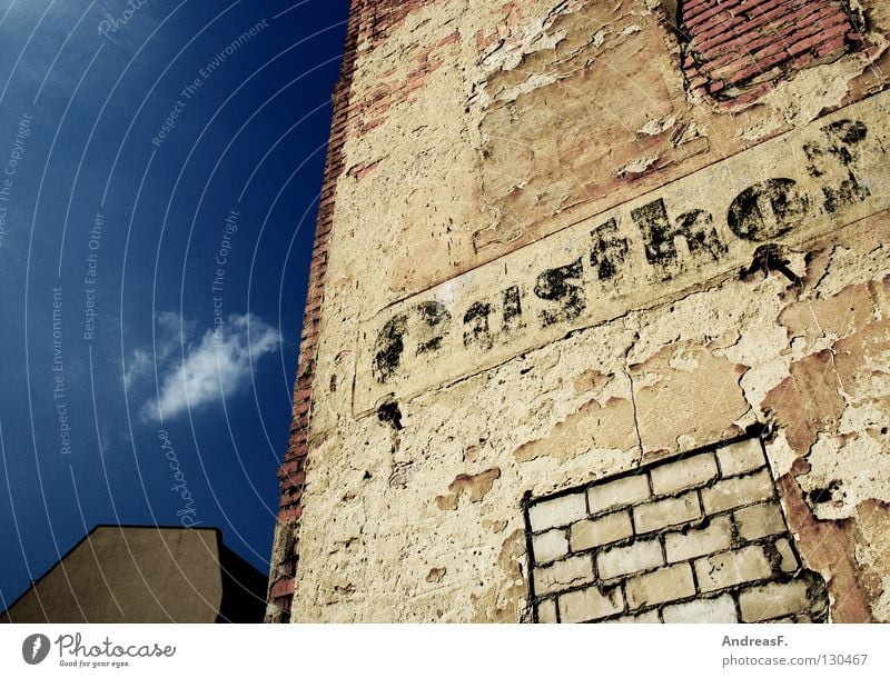 Gasthof Gastronomie Restaurant Ruine Fassade Putz Wand verfallen Mauer geschlossen Gemäuer Lokal Cottbus Rauchen verboten Werbung Verfall bröckelnde fassade