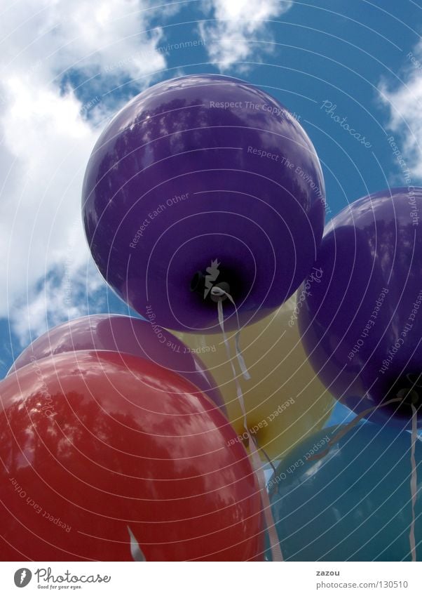 Himmelsstürmer Luftballon Helium mehrfarbig Wolken violett rot gelb Sportveranstaltung Farbe fliegen blau