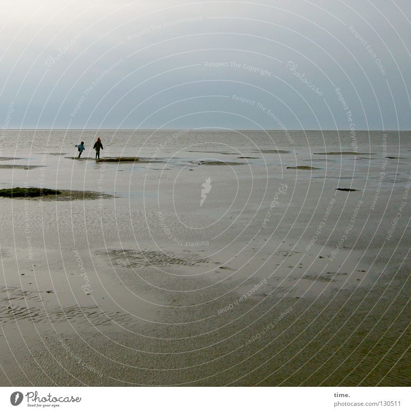 Muschelschubser (I) Meer Küste Kind Spielen Ferne toben Horizont Strand Suche Ferien & Urlaub & Reisen nass Hügel Furche Wellen Muster 2 Geschwister Wattenmeer